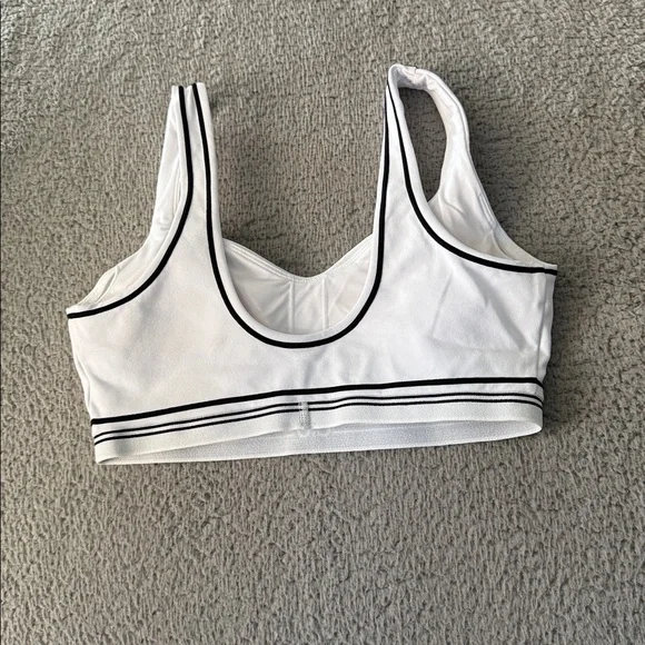 ALO Yoga Airbrush Heart Throb Bra White and Black Trim Sports Bra Size M - Picture 4 of 5